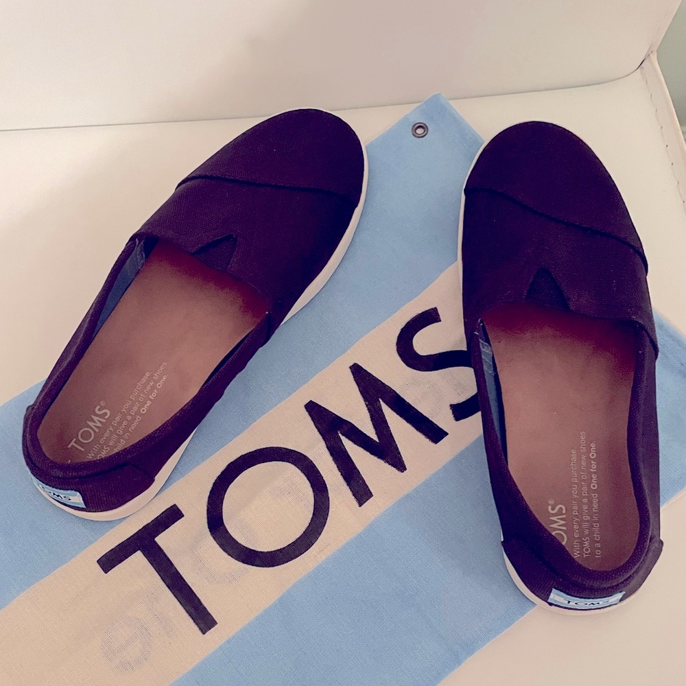 Toms black classic slip -on
